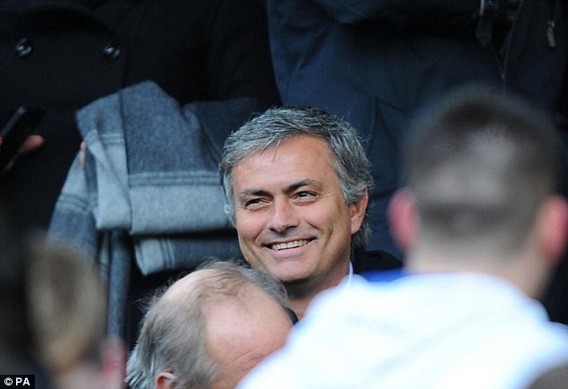 Mourinho tỏ ra rất thoải mái khi dự khán trận M.U - Liverpool. Ông liên tục cười đùa.